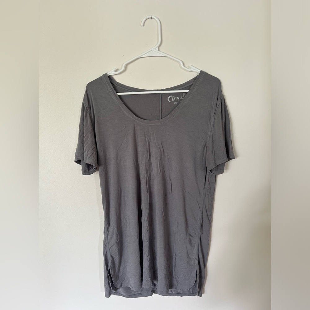 ZYIA Short Sleeve Scoop Neck Tee in Gray